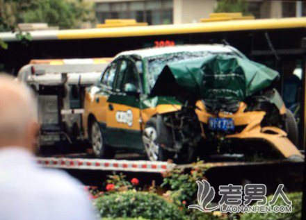 北京出租车撞树导致三人死亡 疑似疲劳驾驶（图）