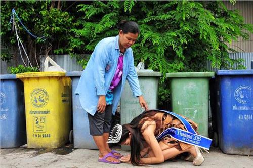 泰国选美冠军街头跪谢拾荒母亲 爆海量私房图