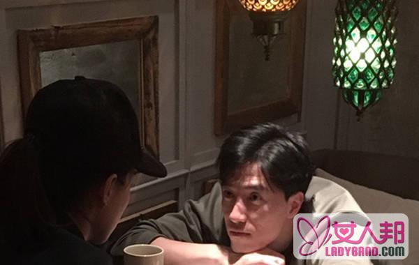 刘翔与女友咖啡馆约会 一脸娇羞眼中只有她