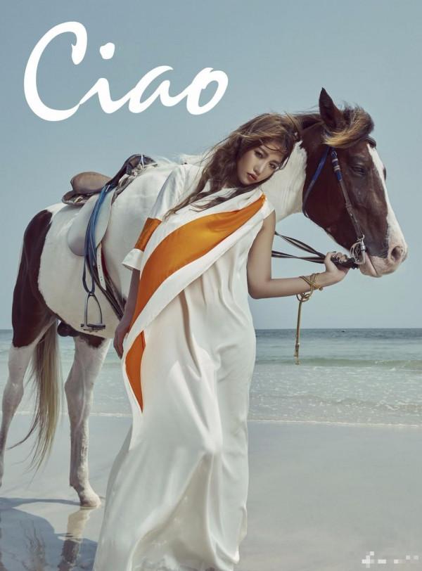 >A-Lin游泰国登杂志封面 海滩长裙与骏马合影展万种风情