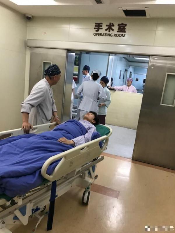 杨洋进手术室照片曝光 穿着病号服躺在病床上令人心疼