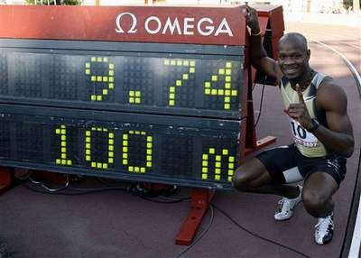 现在 跑得最快的是牙买加小伙子 阿萨法·鲍威尔打破男子100米世界纪录