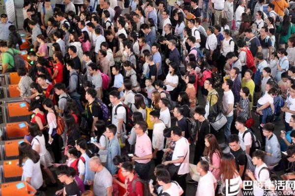 国庆小长假迎来返程高峰 实拍火车站拥挤的人群