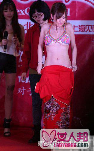 AV女优性感亮相上海成人展 现场脱衣爆乳引宅男尖叫