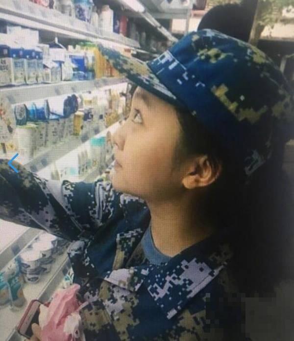 林妙可穿军训服超市买酸奶 戴着迷彩帽更像个小学生