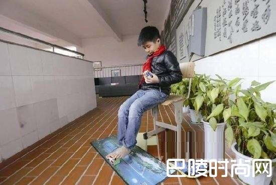 中国男孩手脚并用55秒还原3个魔方 网友：天才！