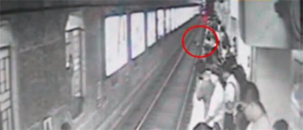 北京地铁一号线女子被推下站台 肇事者因故意伤害被行政拘留
