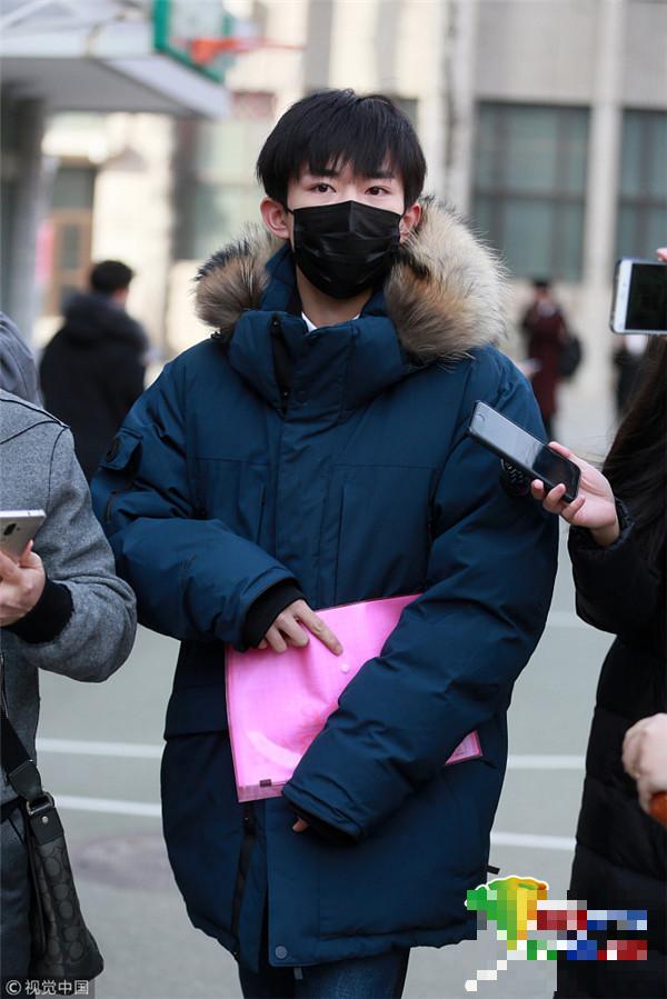 易烊千玺参加中戏初试打扮低调 戴口罩遮面粉色文件夹抢镜
