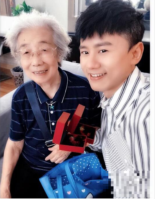 87岁奶奶粉与张杰亲密合照 为爱女录催眠曲