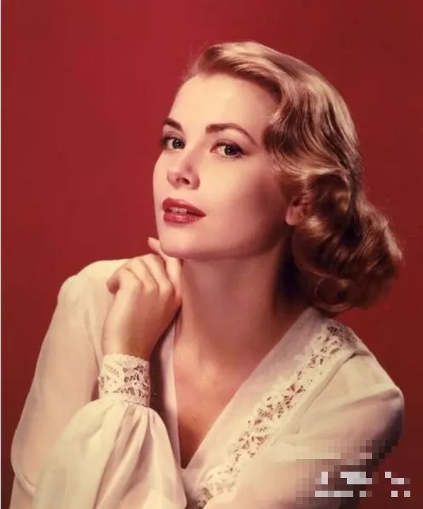 >摩纳哥王妃兼奥斯卡影后，她还是63年前《后窗》里的时尚Icon！