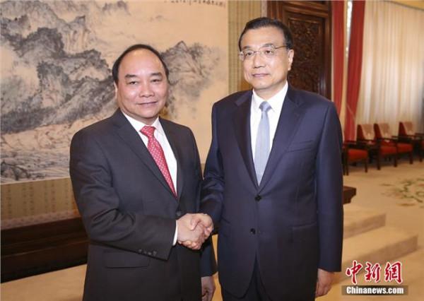 >李克强在中南海紫光阁会见越南副总理阮春福