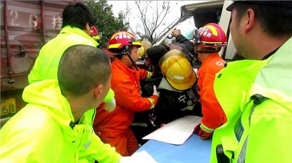 >杭州张志文 高速两车追尾2人被困 杭州建德消防扩张救援