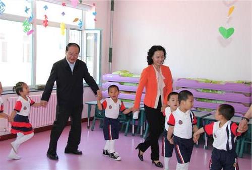 >王振才儿子 四平市市长王振才与铁东区实验幼儿园小朋友们共庆“六·一”国际儿童节