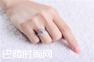 结婚戒指应该戴哪只手 结婚戒指应该怎么戴