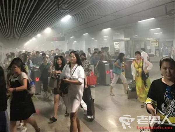 >上海地铁冒出浓烟 烟雾弥漫却未发现明火