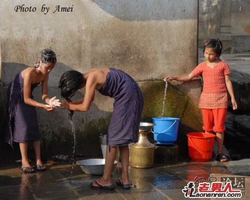 尼泊尔人在街头洗澡 男女不分【组图】
