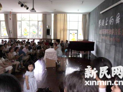 >刘诗昆上海幼儿园突然停办 惹数百家长不满(图)