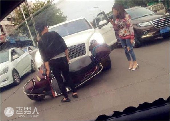 >宾利添悦 最贵SUV中国女司机全球首撞高跟鞋是亮点