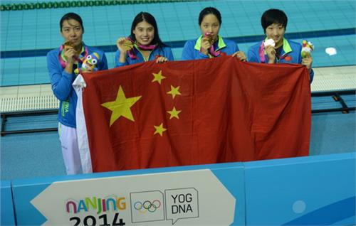 中国女子游泳队张雨霏 青奥会女子4X100米混合泳中国夺冠 200蝶张雨霏摘银