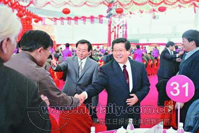 哈尔滨领导宋法棠张左己韩桂芝等与群众共庆佳节