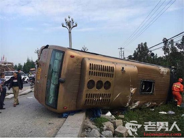 >四川什邡发生客车侧翻 乘客被困车内致8人受伤