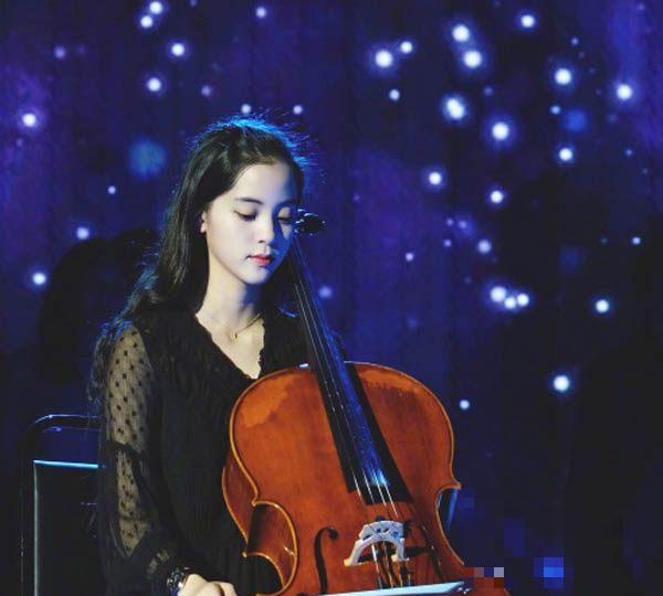 >厉害了！欧阳娜娜登NASA颁奖礼演奏大提琴 成亚洲第一人