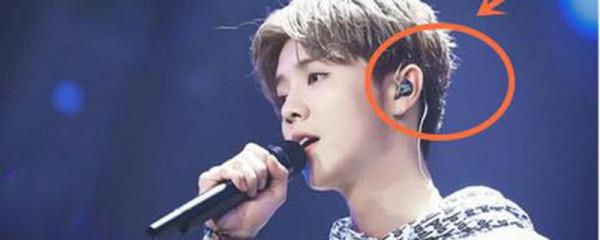 歌手耳朵里戴的是什么