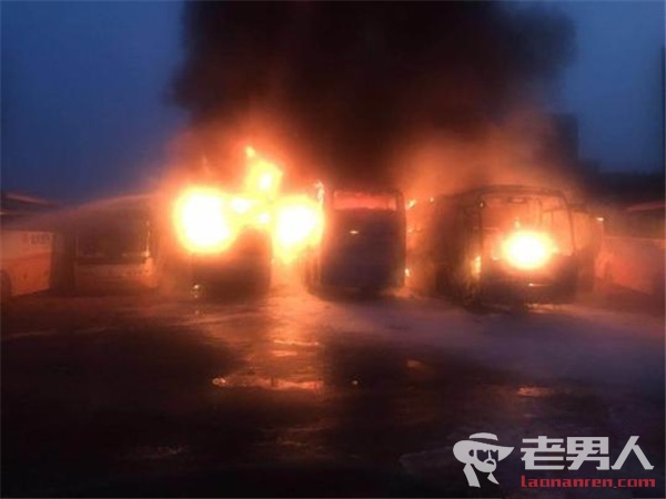福州一大巴车突然起火 现场浓烟滚滚频繁传出爆炸声