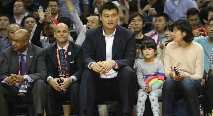 姚明携5岁女儿观看NBA篮球赛 姚沁蕾身高直逼郭敬明