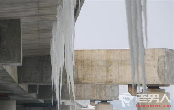 >江苏镇江立交桥下现巨型冰凌 高度3.5米至4米