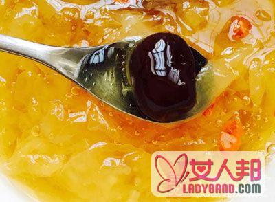 吃红枣银耳莲子羹 能助消化还能安眠健胃