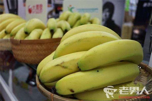 >台湾推出香蕉新吃法 带皮水煮蘸酱油大蒜食用