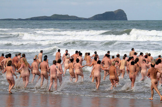 >400男女集体裸泳创裸泳吉尼斯新记录【图】