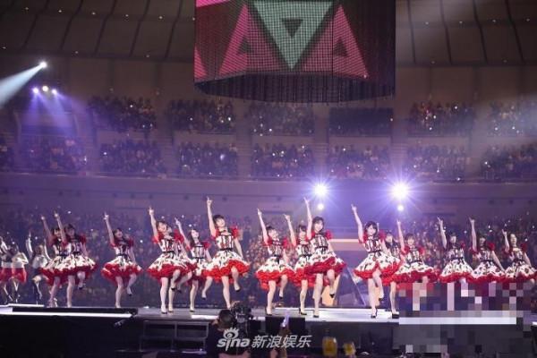AKB48现身MAMA颁奖礼 与韩女团同台献唱　