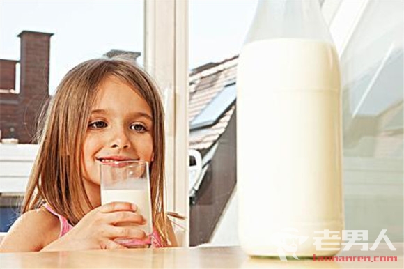 盘点喝纯牛奶的好处和坏处 晚上喝纯牛奶对身体到底好不好