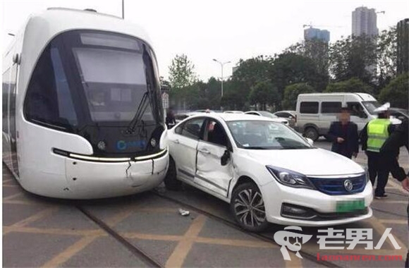 武汉光谷有轨电车被撞裂 维修费高达6万