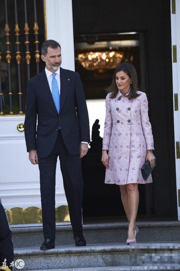 >西班牙王后挑战穿衣新风格，一席粉色碎花连衣裙很可爱，年轻10岁