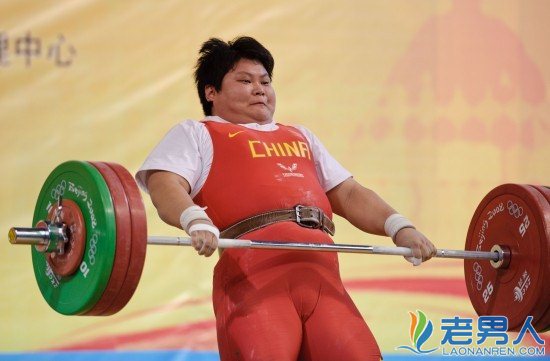 孟苏平夺举重75公斤级冠军 颁奖后对观众行跪拜礼