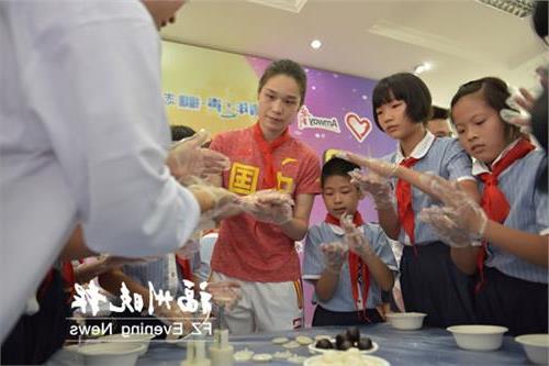 林莉排球 奥运女排冠军林莉与农民工子女做月饼打排球