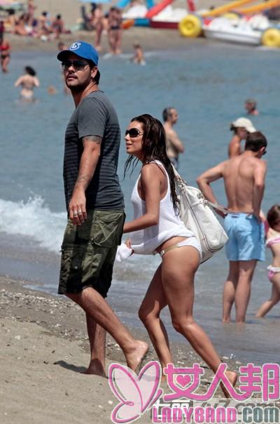 伊娃与男友海滩度假 白色比基尼秀身材