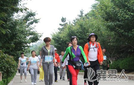 兴文石海10公里徒步赛 200多人“长龙绿道”上登山