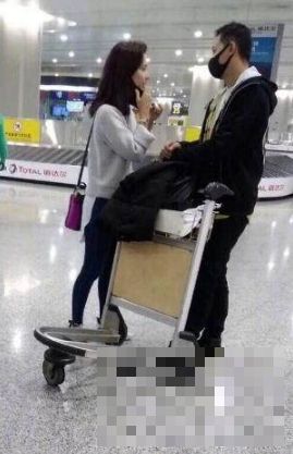 韩庚卢靖姗机场提行李深情对望！网友：这碗狗粮我接了！