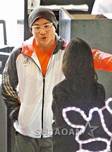 >江宏恩图片 43岁江宏恩和“健美妹”约会 中年妇女陪伴有如相亲(图)