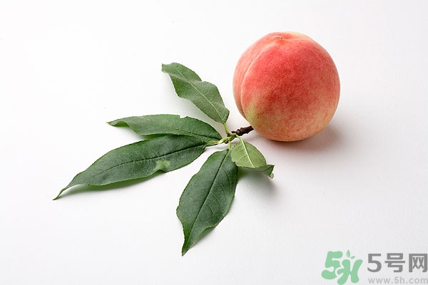 >桃子裂口是什么原因？表面有裂口的桃子能吃吗？