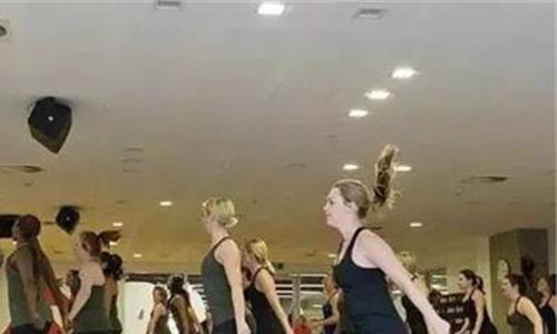 >体育舞蹈地板霹雳舞 青海体育舞蹈大赛启幕 500余名选手激情斗舞