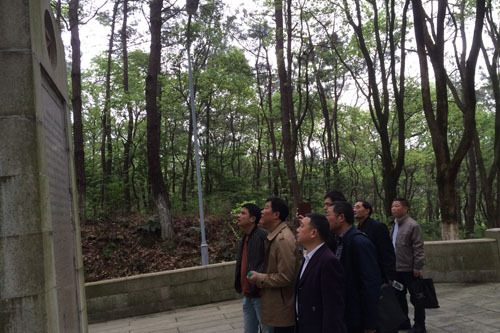 进贤县支行组织全体党员和员工参观方志敏烈士陵园