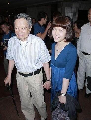 91岁杨振宁携36岁妻子亮相 中国著名老夫少妻盘点(图)