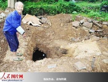 村民挖出千年古墓 两千年古墓挖出神龟 衢州村民建房挖出明代古墓(2)