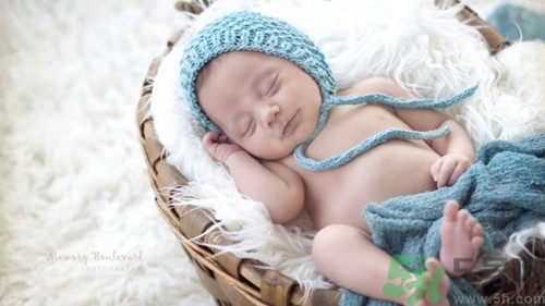 宝宝睡觉盖多少被子合适?宝宝睡觉怎么盖被子