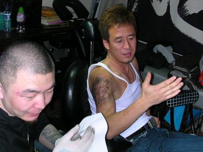 >杨坤胳膊上的纹身图片 杨坤纹身是什么图案